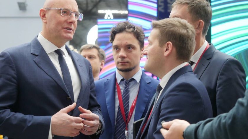 Дмитрий Чернышенко посетил стенд УМНОЦ на Конгрессе молодых ученых